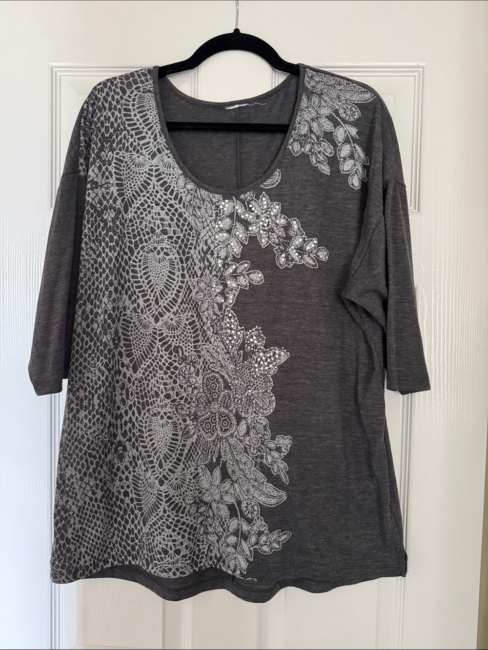 Source Unknown Gray Scoop Neck Top with White Floral Lace Print